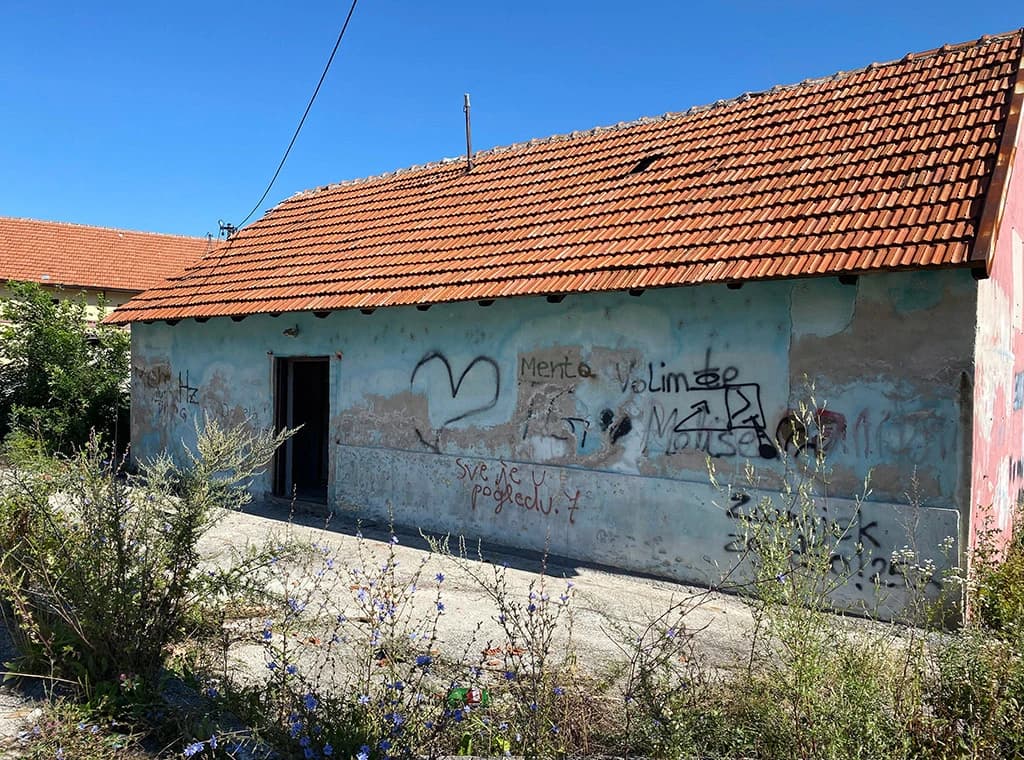 Crijep na krovu razbijen