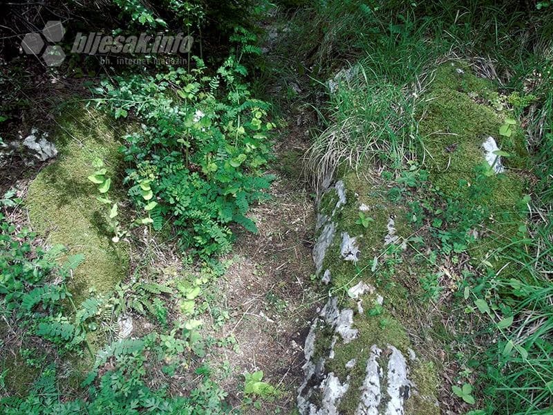 Pristupna staza dijelom je usječena u živu stijenu