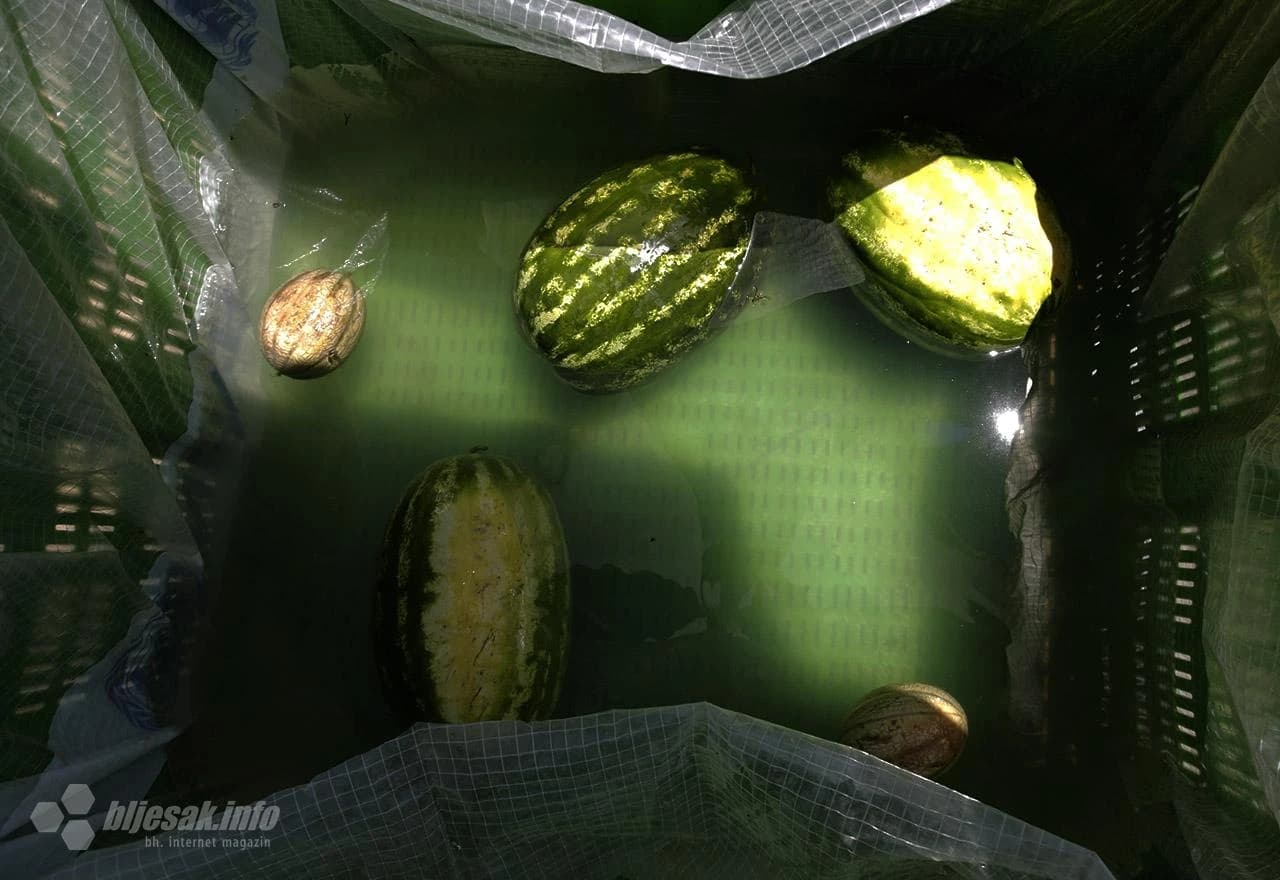 ''Slađa i od tuđe žene'' natpis je štanda lubenica koji nasmije brojne prolaznike na regionalnom putu Mostar - Nevesinje.