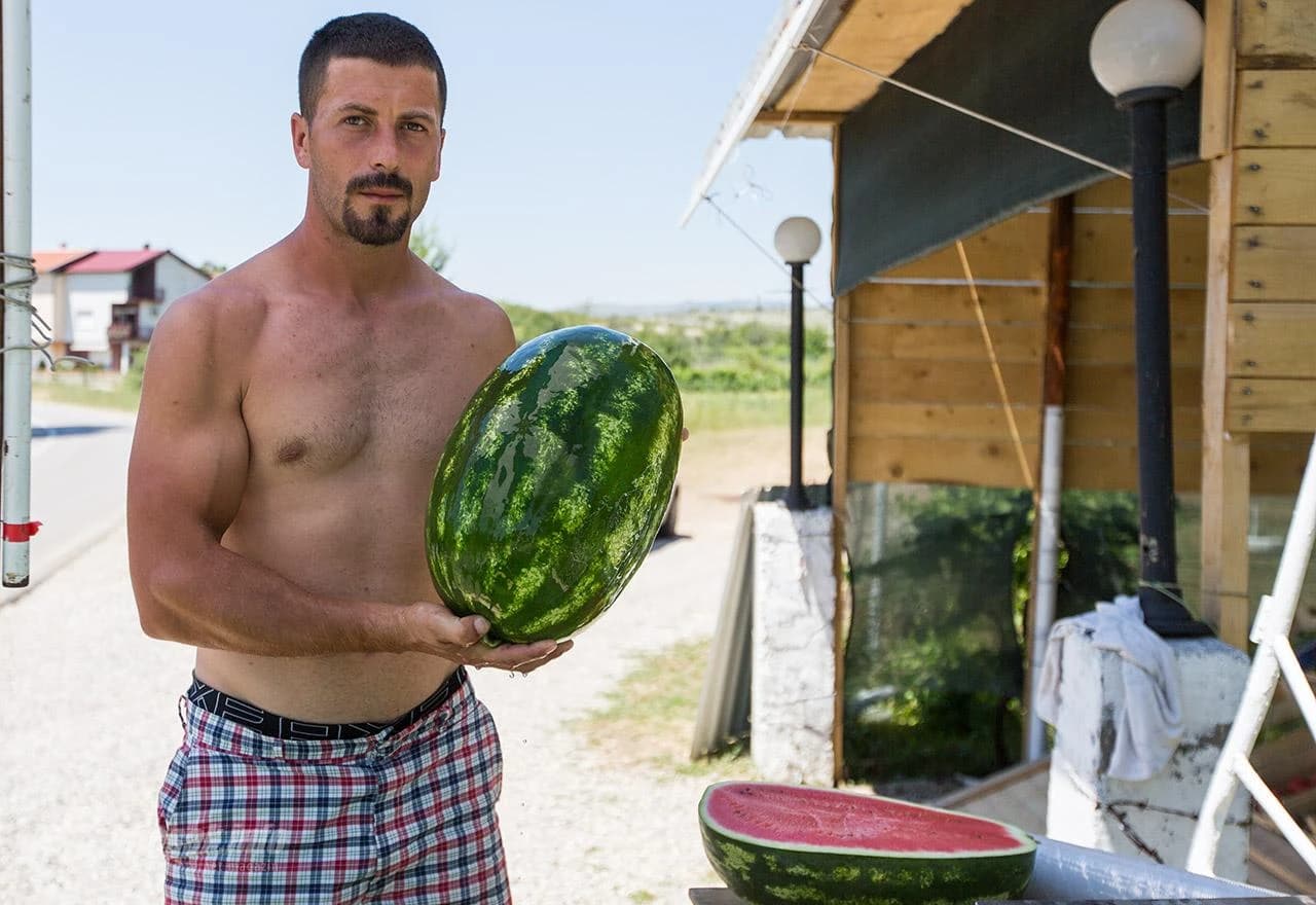 ''Slađa i od tuđe žene'' natpis je štanda lubenica koji nasmije brojne prolaznike na regionalnom putu Mostar - Nevesinje.