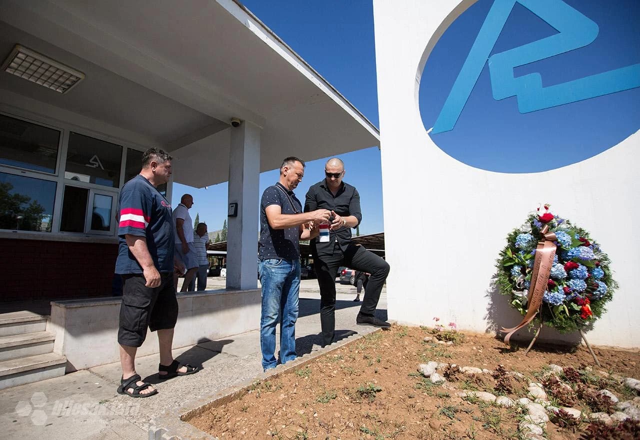 Vijenac pred Aluminijem: Sada nema ni ljudi ni para