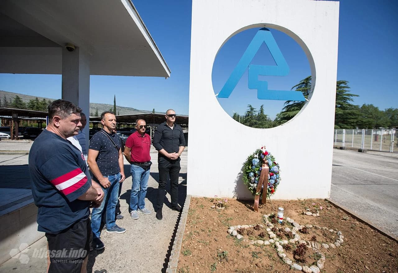 Vijenac pred Aluminijem: Sada nema ni ljudi ni para