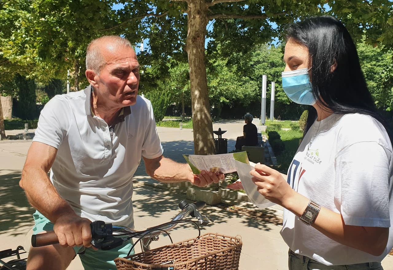 Na lecima se nalaze informacije o štetnom utjecaju deponije Uborak