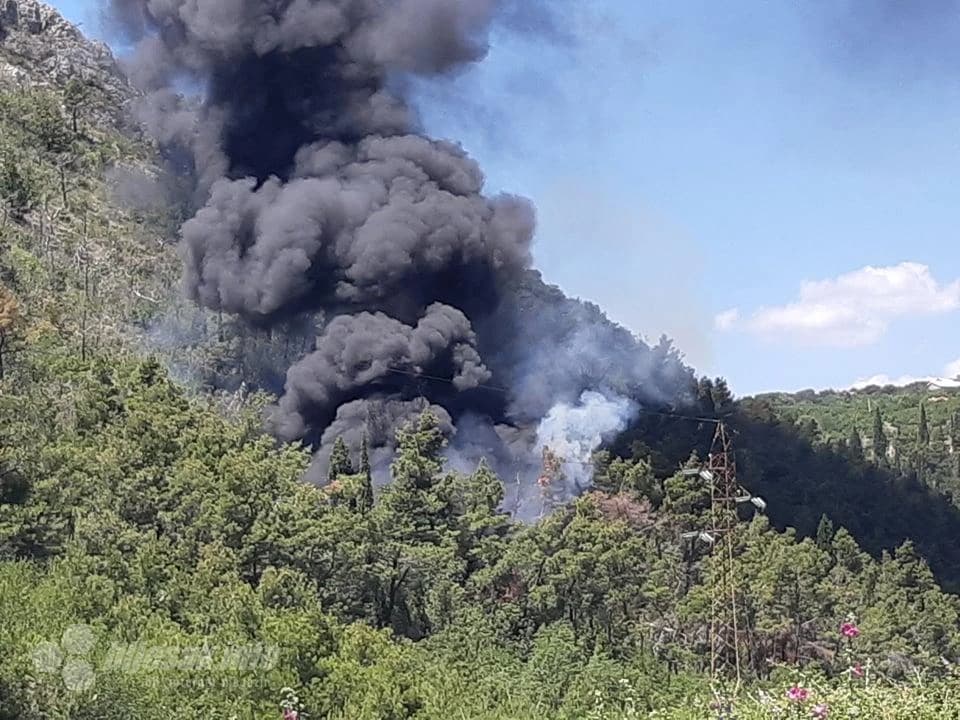 Požar iznad groblja Masline u Mostaru prema Brkanovom brdu
