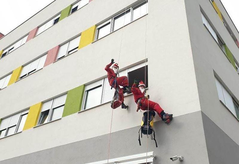 Pokloni za mališane SKB Mostar - Mostar: Spašavatelji se spustili sa zgrade pedijatrije i darovali mališane