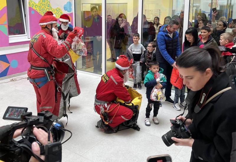 Pokloni za mališane SKB Mostar - Mostar: Spašavatelji se spustili sa zgrade pedijatrije i darovali mališane