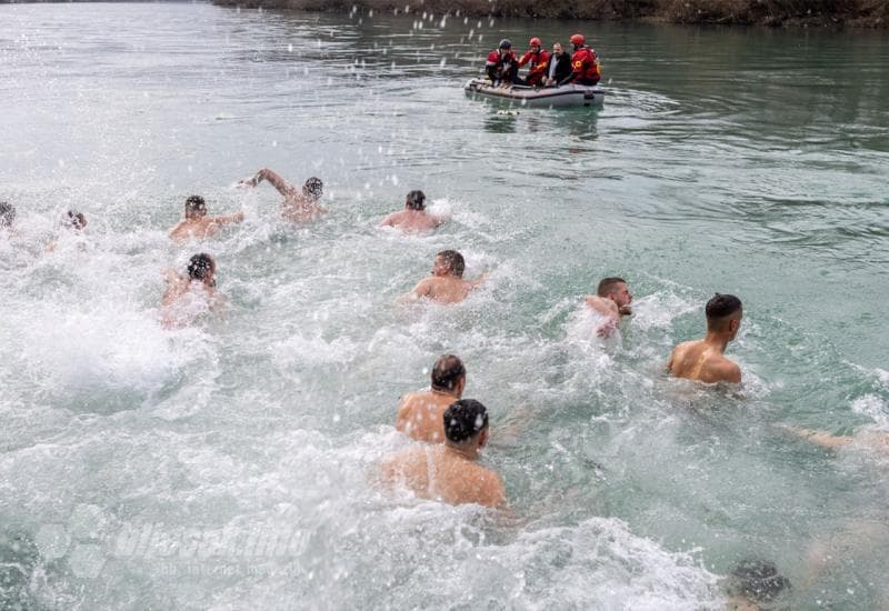 Plivanje u Neretvi za Časni krst - FOTO| Mostar: Plivanje za Časni krst u Ortiješu postalo tradicija