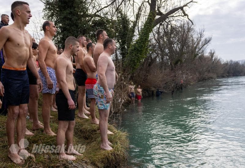 Plivanje u Neretvi za Časni krst - FOTO| Mostar: Plivanje za Časni krst u Ortiješu postalo tradicija