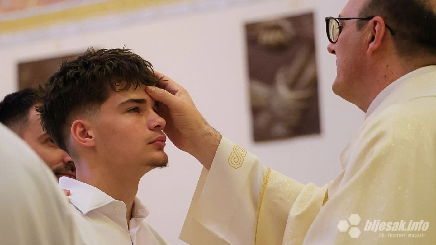 Don Nikola Menalo podjelio sakrament potvrde u Župi sv. Petra i Pavla u Mostaru