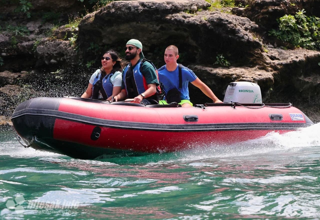 Turisti iz cijelog svijeta zadržavaju dah pod Starim mostom – na čamcu, ispod luka povijesti