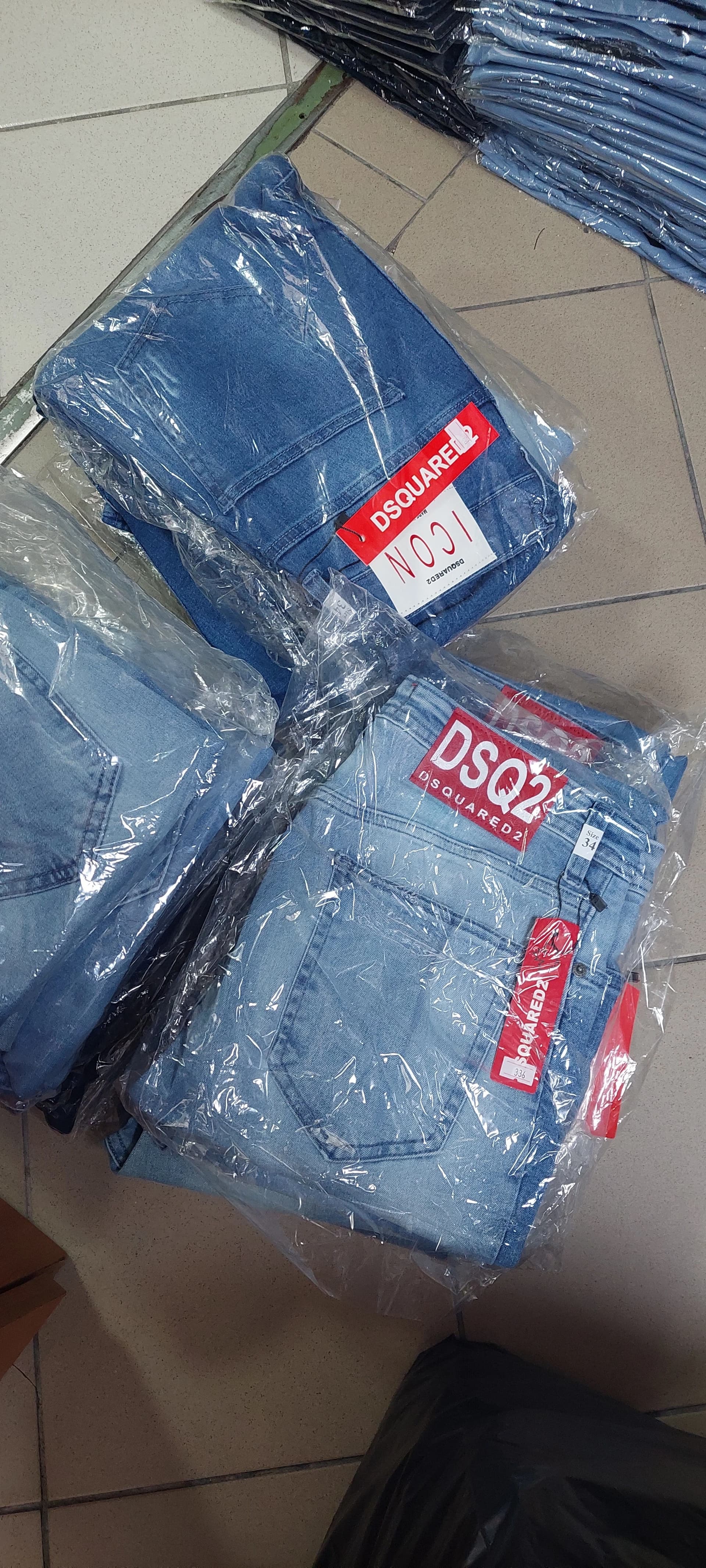 Pronađeno je 1190 komada robe stranog porijekla za koje nije postojala zakonom propisana dokumentacija (odjeća robnih marki Tommy Hilfiger, Hugo Boss, Boss, Dsquared2, Diesel).