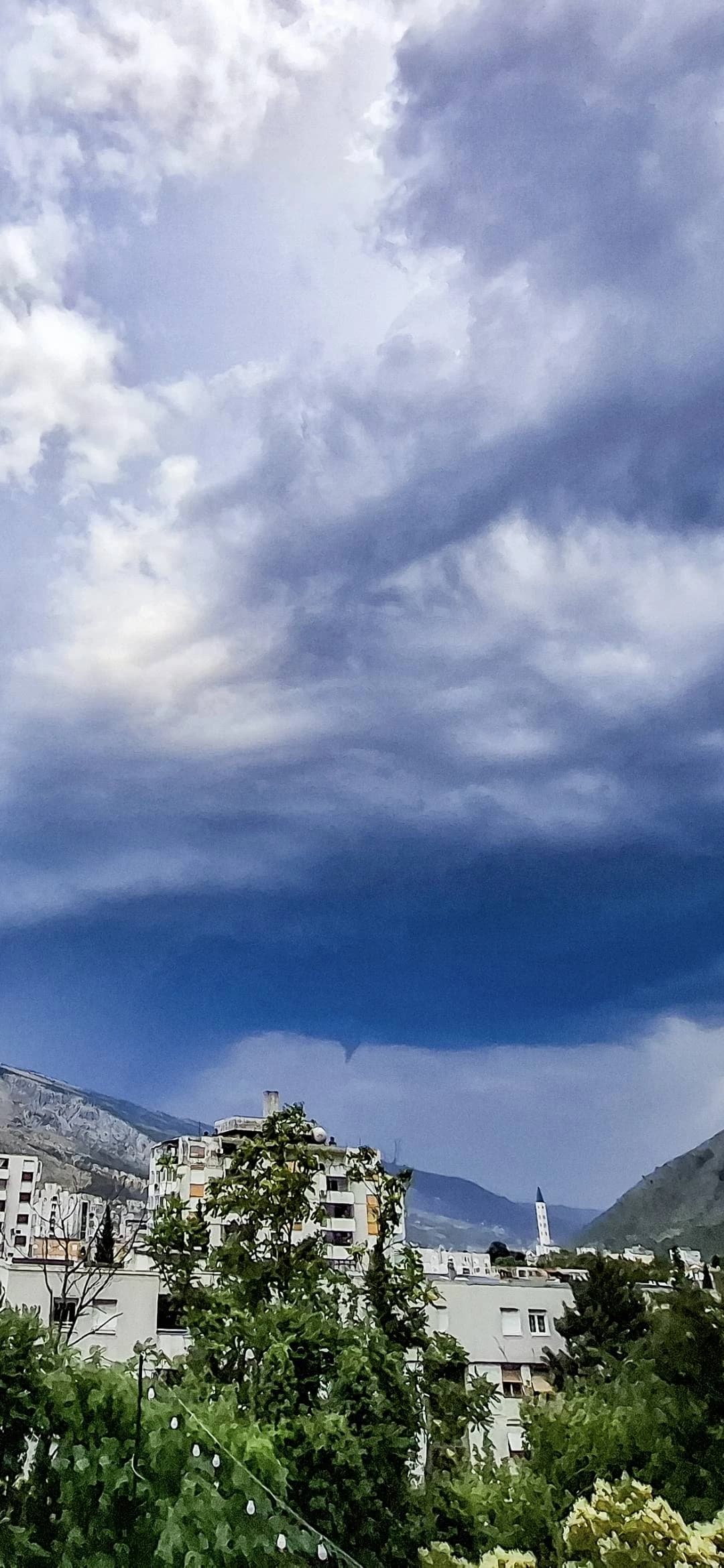 Na nebu iznad Mostara formirao se olujni kumulonimbus, praćen s dvije snažne kišne zavjese.