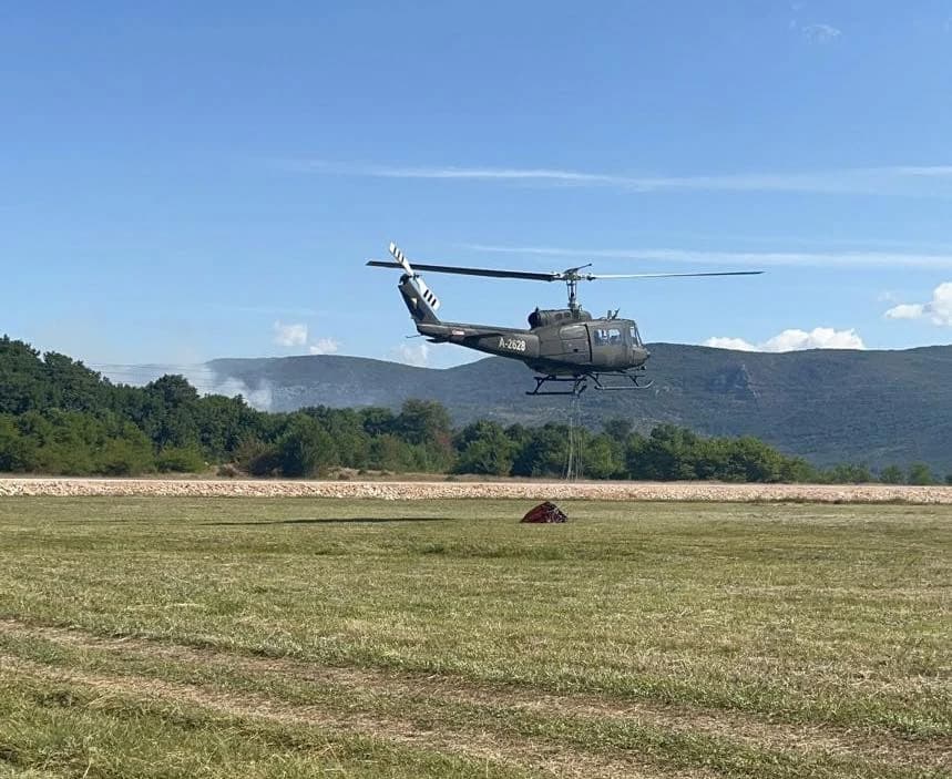 Helikopter 1. helikopterskog skvadrona Oružanih snaga BiH na jezeru Krenica