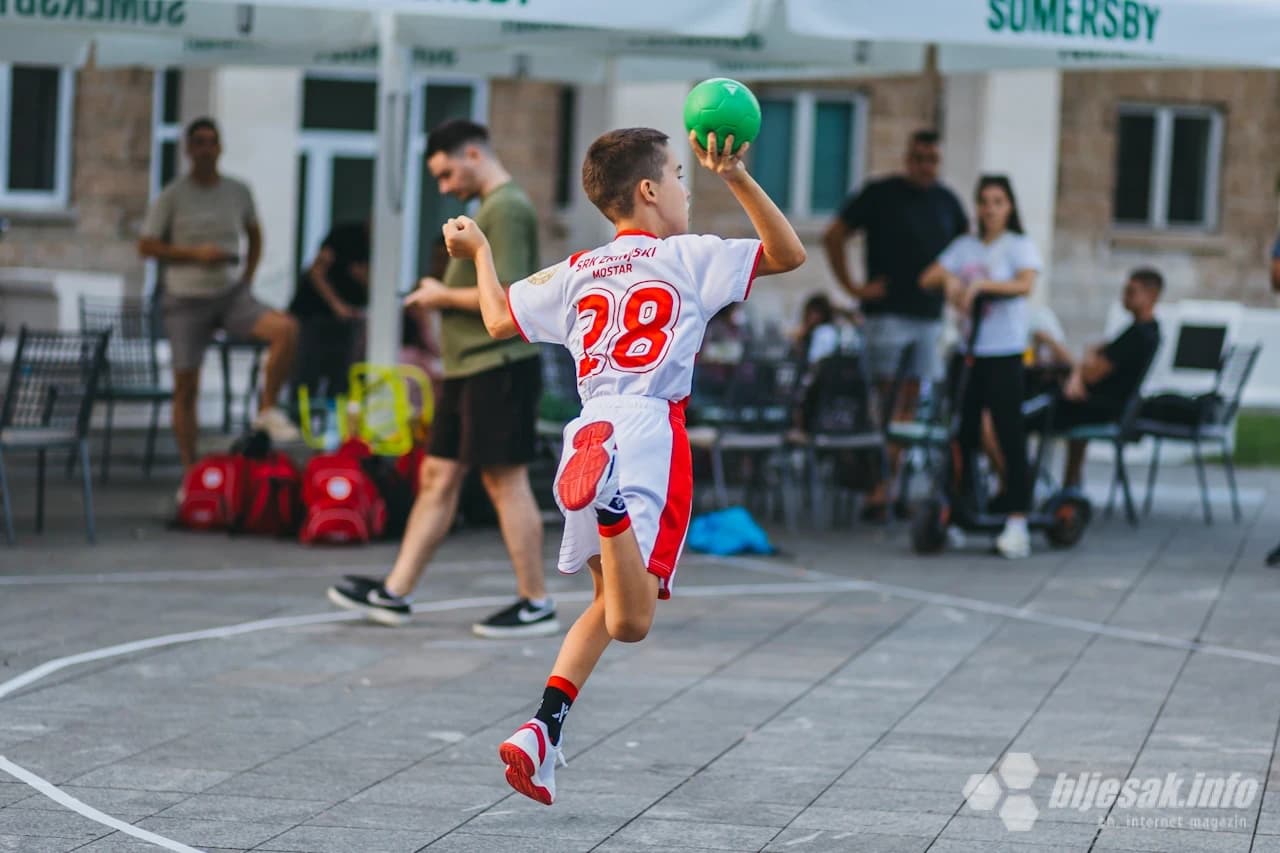 Mini rukomet za djecu ispred Kosače u Mostaru