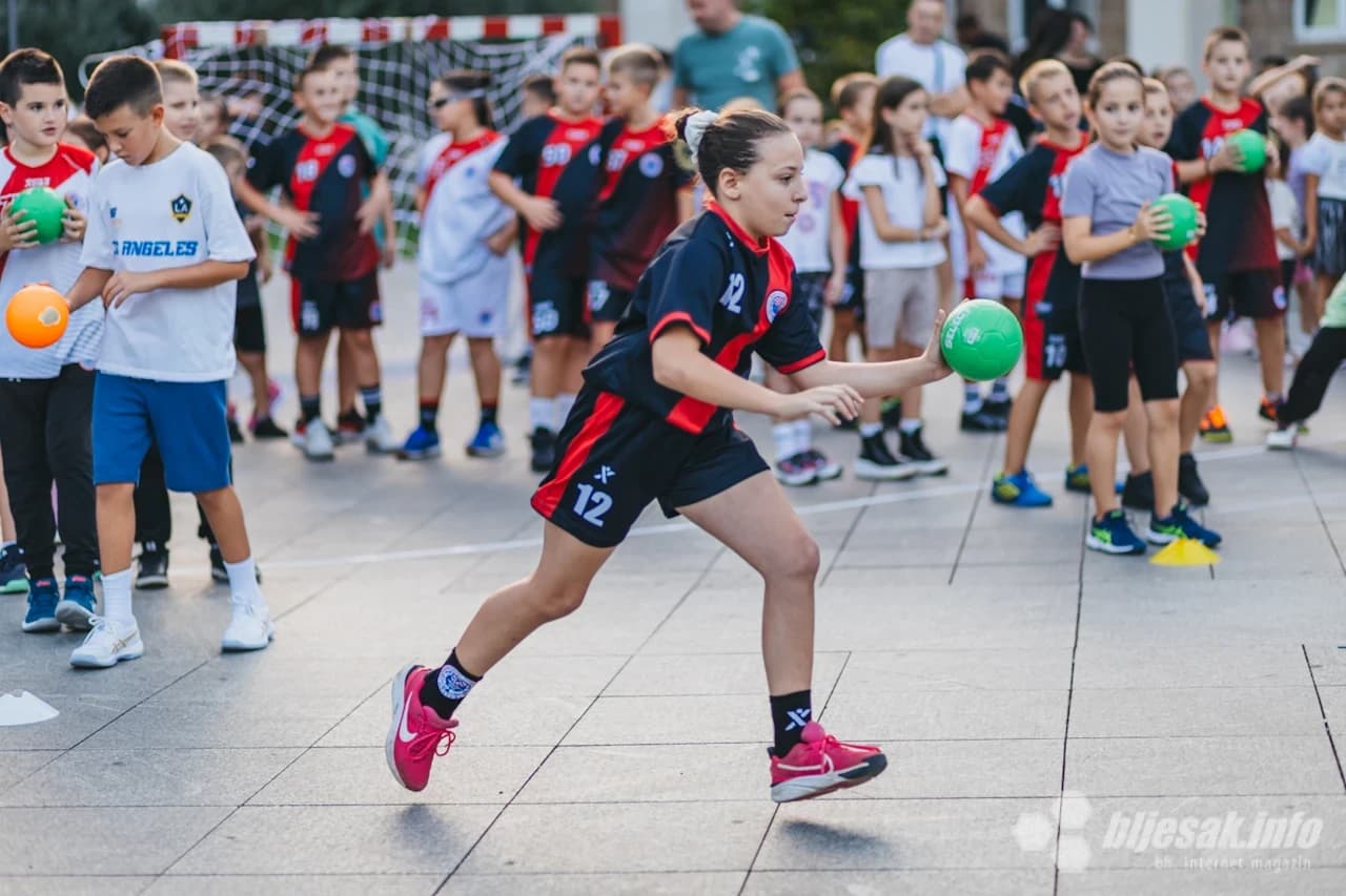 Mini rukomet za djecu ispred Kosače u Mostaru