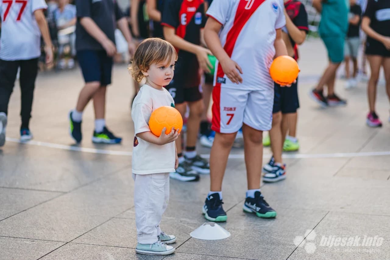 Mini rukomet za djecu ispred Kosače u Mostaru