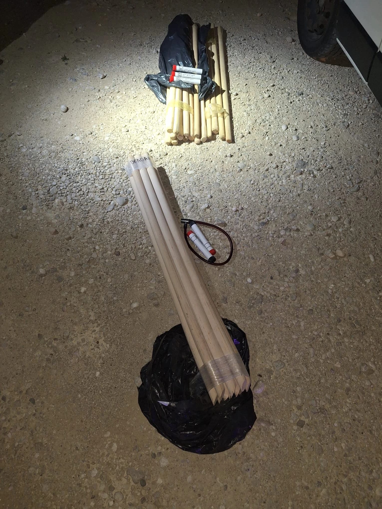 Policija je privremeno oduzela 40 drvenih palica, više komada stakla, jedan bokser, lanac te sredstva za skrivanje identiteta poput potkapa i bandana.