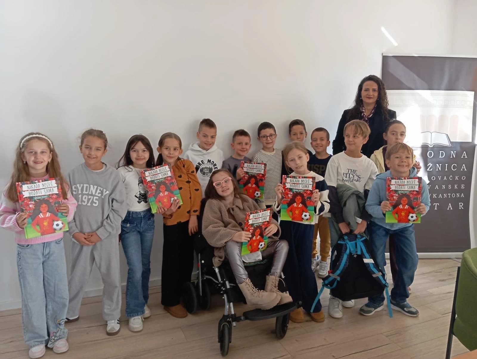 Djeca Treće osnovne škole Mostar družila su se s Adrijanom Prskalo u Narodnoj knjižnici HNŽ-a uz slikovnicu "Nikada nećeš hodati sama"