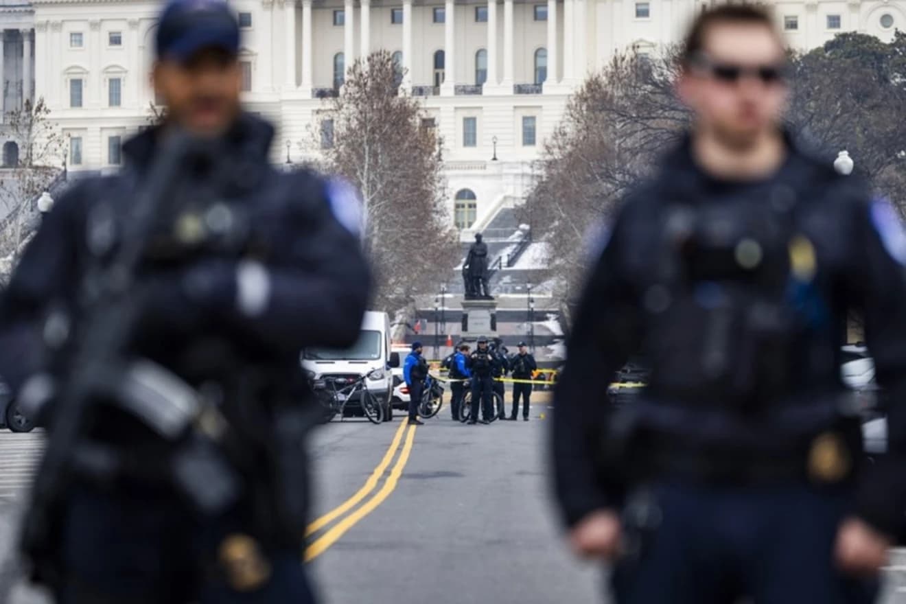 Policija Kapitola uhitila je 18-godišnjaka koji je s napunjenom sačmaricom potrčao prema zgradi Kongresa.
