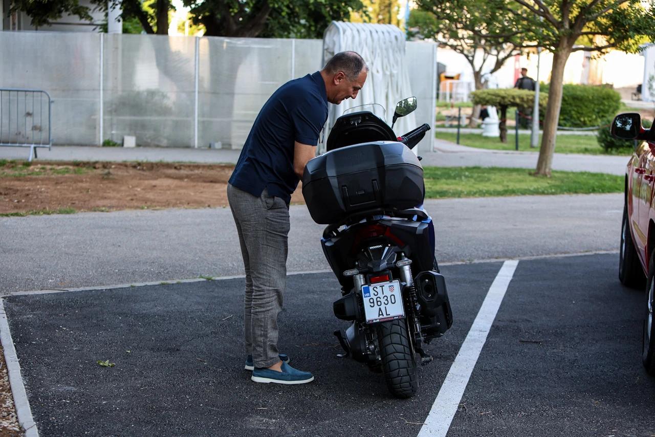 Igor Štimac došao je na utakmicu na skuteru splitskih registracija